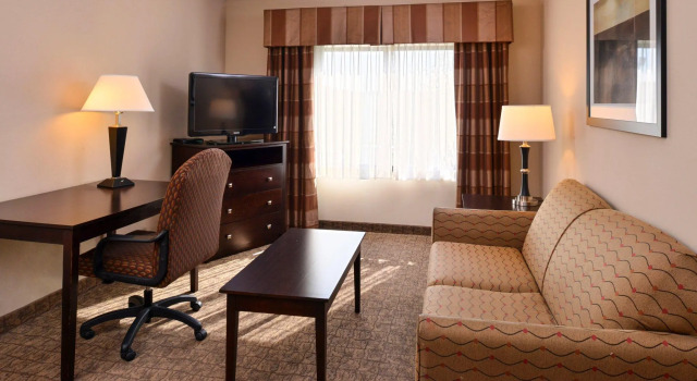 Люкс c 1 комнатой Holiday Inn Express & Suites Fairmont by IHG