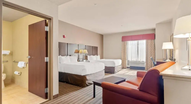 Четырёхместный люкс Portland Inn & Suites