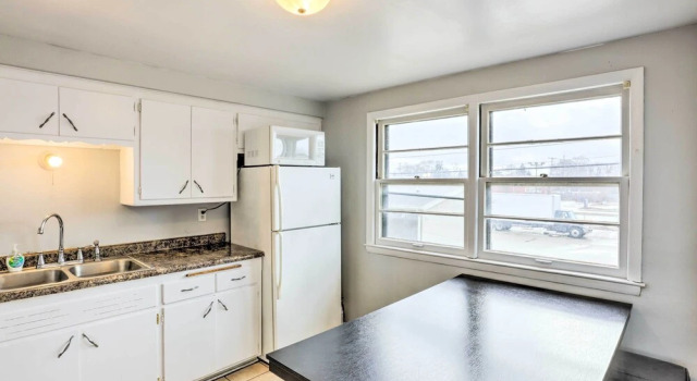Коттедж Cozy Milwaukee Home: 3 Mi to Whitefish Bay!