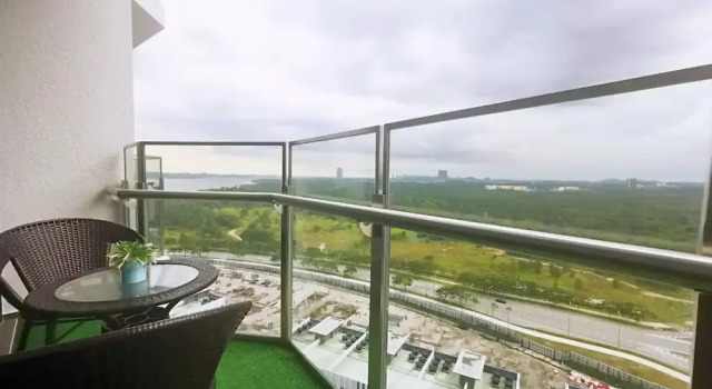 Двухместный люкс Deluxe с балконом Almas Suites @ Puteri Harbour