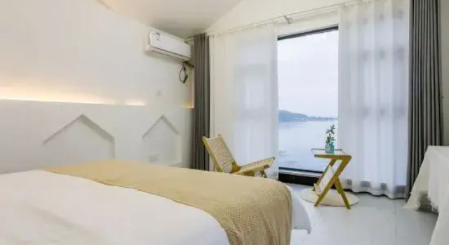 Кровать в общем номере с 6 комнатами с видом на озеро Suzhou Muxia Holiday Villa