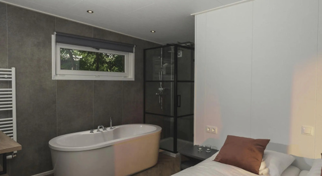 Wellness lodge, at a holiday park, with sauna and wonderful unobstructed view, Rezerwuj Hotel Zuna Twente