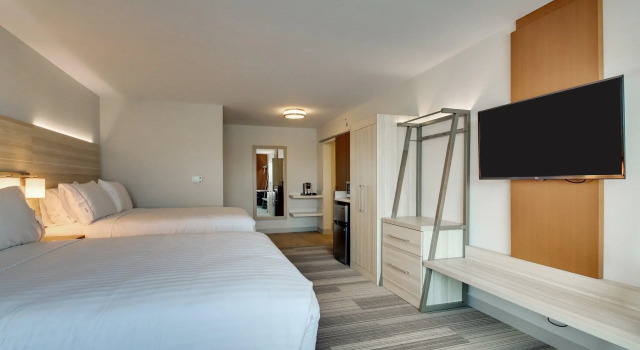 Четырёхместный люкс c 1 комнатой Holiday Inn Express & Suites Galesburg by IHG