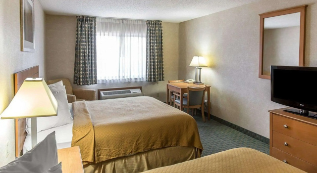 Четырёхместный номер Standard Quality Inn at Collins Road - Cedar Rapids