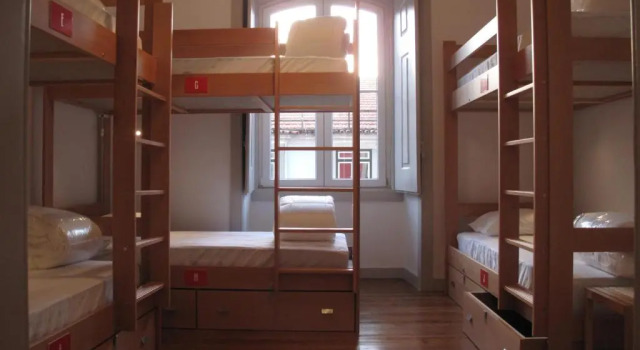 Кровать в общем номере Inn Possible Lisbon Hostel