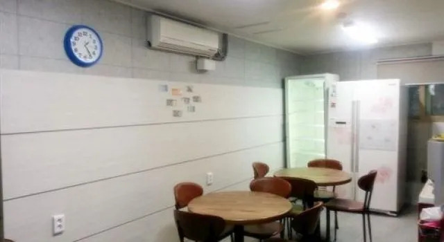 Running Man Hostel, Забронировать Хостел Хостелы Сеула, рядом с Торговый центр M Plaza, Хостел