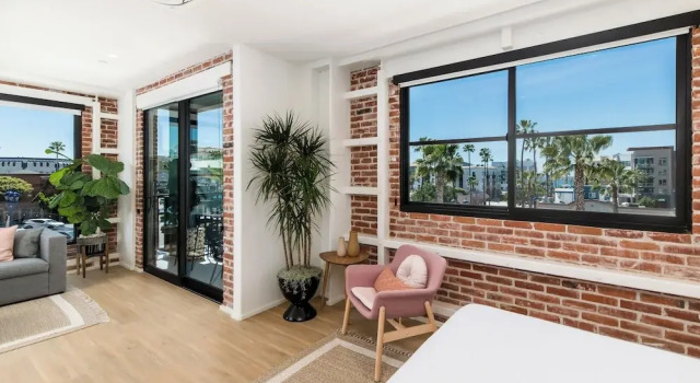 Двухместный люкс с балконом и с видом на город The Brick Boutique Hotel