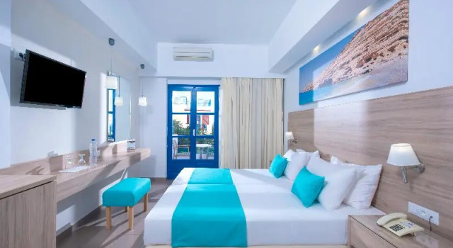 Полулюкс с балконом Astra Village & Suites