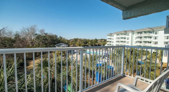 Люкс с красивым видом из окна Litchfield Beach & Golf Resort