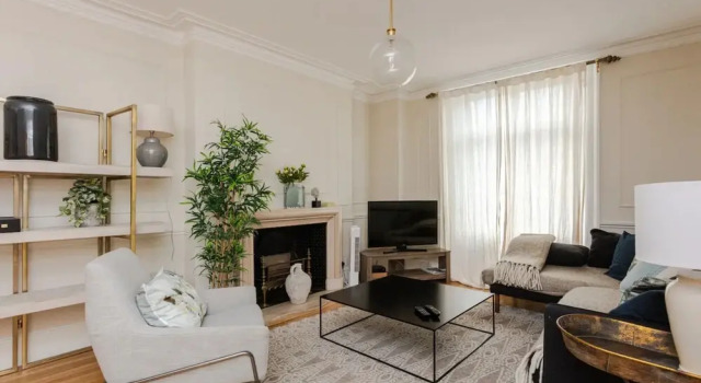 Beautiful 5 Bedroom Home With Garden in South Kensington, Забронировать Отель Кенсингтон и Челси Лондон, рядом с Здание «Мишлен Хауз»