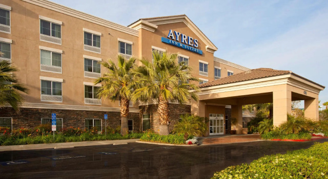 Кровать в общем номере Best Western Ontario Mills Mall