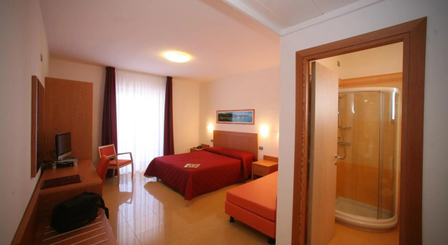 Hotel Yria, Varaa Hotelli Hotellit Vieste uima-altaalla, Uima-allas