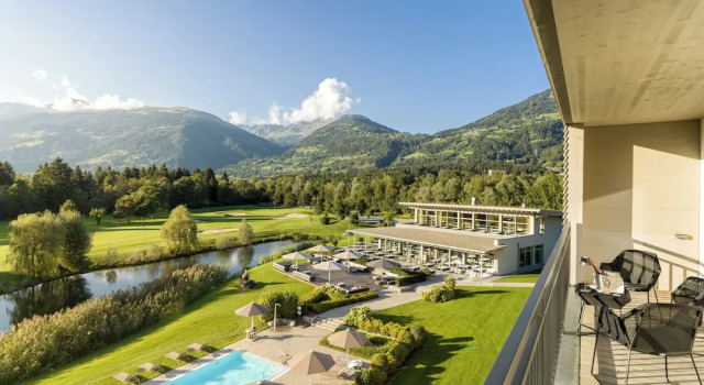 Полулюкс с балконом и с видом на поле для гольфа Dolomitengolf Suites