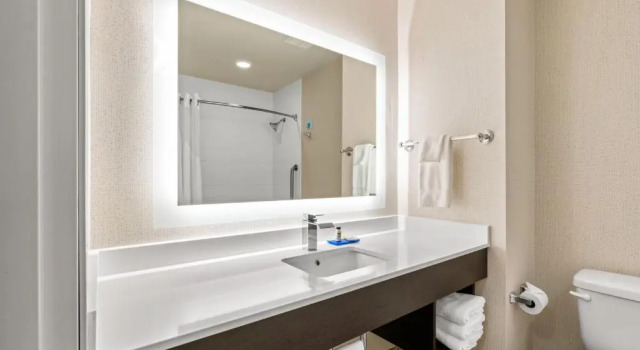 Четырёхместный номер Standard Holiday Inn Express & Suites Klamath Falls Central by IHG