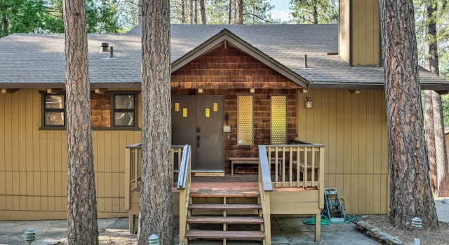Коттедж с 3 комнатами с балконом Pine Mountain Cabin w/ Hot Tub, 2 Mins to Marina!