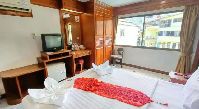 Hack Patong Beach Hotel, Забронировать Отель Патонг-Бич остров Пхукет