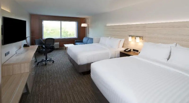 Люкс с красивым видом из окна Holiday Inn Express & Suites Alpena - Downtown by IHG