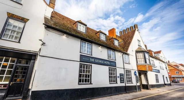 The George Hotel, Amesbury, Wiltshire - The Coaching Inn Group, Забронировать Отель Отели Эймсбери с парковкой, рядом с King Alfred's Tower, Парковка