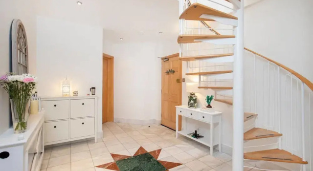 Stylish 2-bed Flat by Piccadilly Circus & Mayfair, Забронировать Отель Лондон Большой Лондон, рядом с Грин Парк