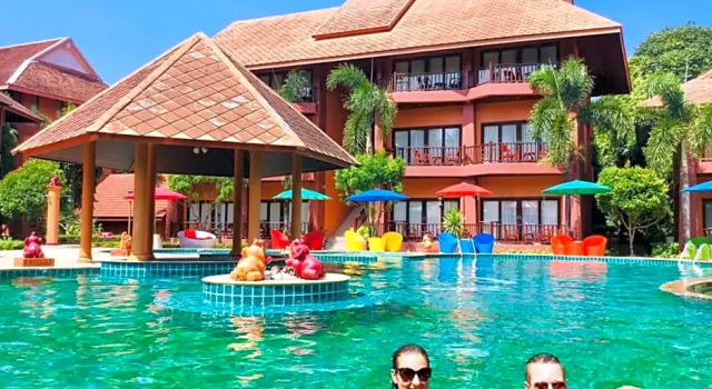 Двухместный номер Deluxe с балконом и с видом на бассейн Bunwin Siem Reap