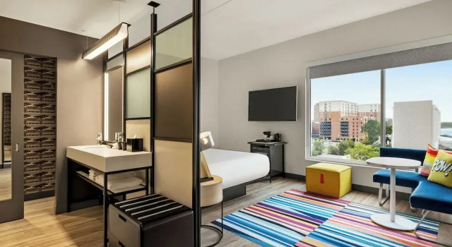 Четырёхместный номер Standard с видом на реку Aloft by Marriott Wilmington at Coastline Center
