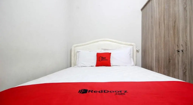 Номер Standard RedDoorz Plus near STIE YKPN