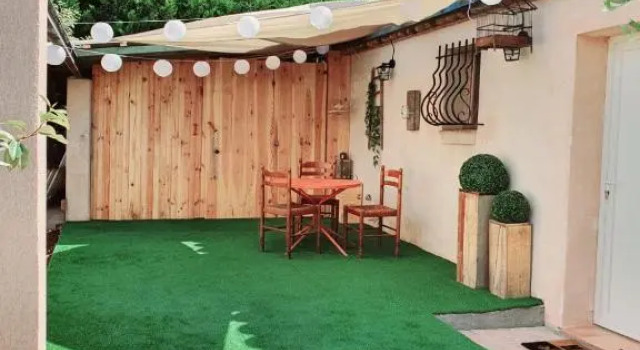 Charmant petit studio à 2 pas du village, Забронировать Отель Отели в центре План-де-ла-Тур, в центре