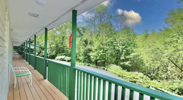 Westbrook Inn Lake George, Забронировать Отель Отели Лейк-Джордж с парковкой, рядом с Собачий пляж на озере Джордж, Парковка