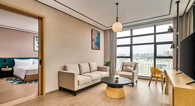 Двухместный люкс Deluxe с балконом Hilton Garden Inn Zhuhai Jinan University