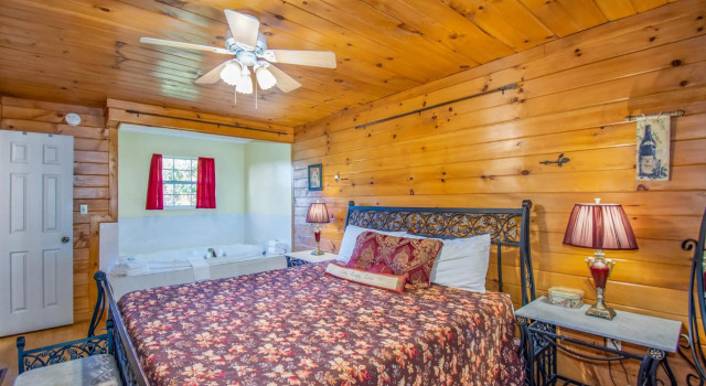 Ladybug Resort Romantic Cabin With Mountain Views, Game Room, Close to Dollywood