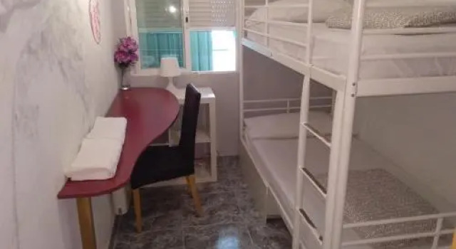 Habitacion Familiar, Varaa Hotelli Hotellit Madridin maakunta pysäköinnillä, Pysäköinti