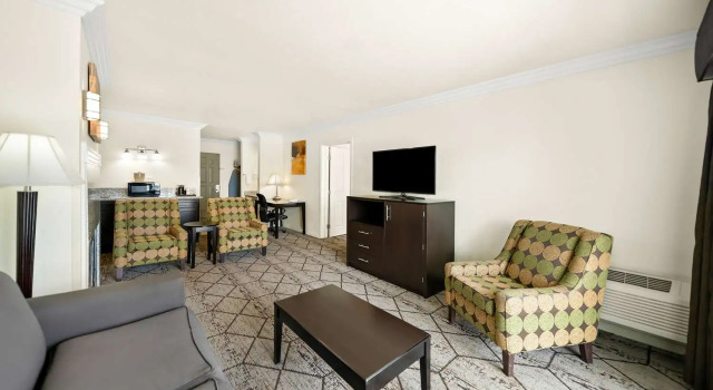 Двухместный люкс с балконом Best Western Executive Inn