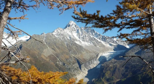 Studio Plein Sud. Vallée de Chamonix. Pieds de Pistes., Prenota Hotel Hotel a Alvernia con parcheggio, Parcheggio