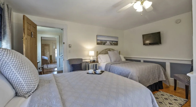 Четырёхместный номер Standard с балконом Youngtown Inn