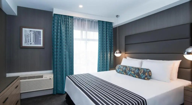 Люкс Deluxe Sandman Signature Calgary Airport Hotel