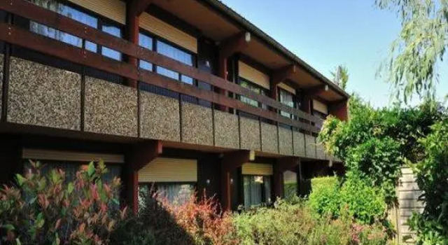 Кровать в общем номере Campanile Cholet
