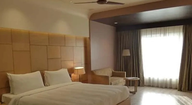 Hotel Charan Plaza
