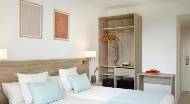 Двухместный номер с видом на бассейн Aparthotel Marina Drach