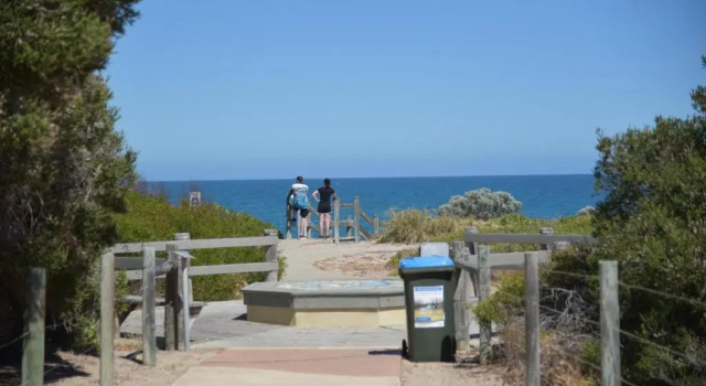 Halls Head Heaven Close To Beach sleeps 8, Book Hotel Halls Head Western Australia