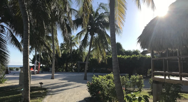 Бунгало с красивым видом из окна St. Georges Caye Resort