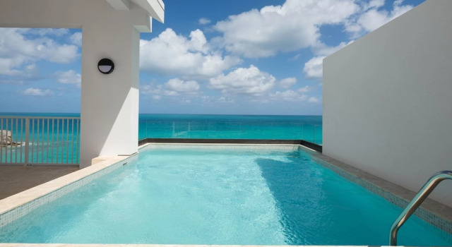 2 soveværelser i standard- på øverste etage værelse med altan ved havet The St. Regis Bermuda Resort