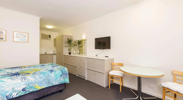 Bay Beauty Studios, Book Hotel Glenelg 