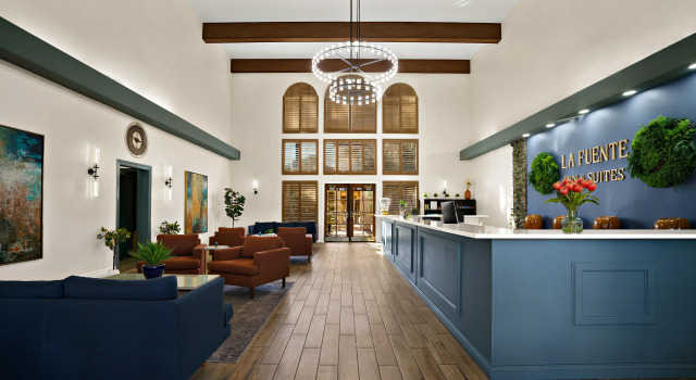 La Fuente Inn & Suites