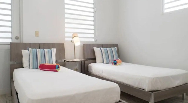 8 Atlantic Place by Stay with Bear, Забронировать Дом для отпуска Коттеджи Сан-Хуан, рядом с Barbosa Park, Коттедж