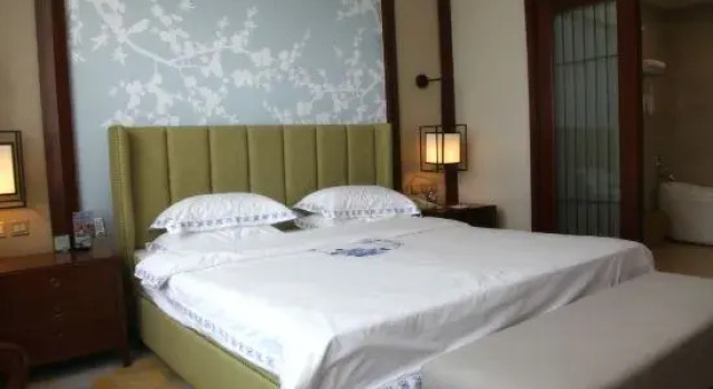 Люкс Deluxe c 1 комнатой Royal Garden Hotel