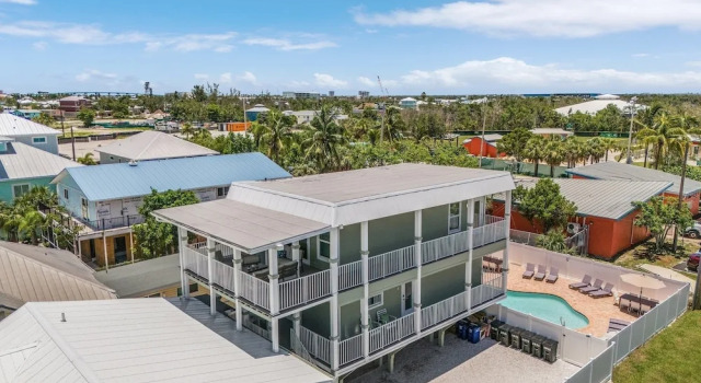 Коттедж Welcome To Sunset Paradise Wonderful! Vacation Rental - 2633 Estero Blvd Unit B 4 Bedroom Home by RedAwning