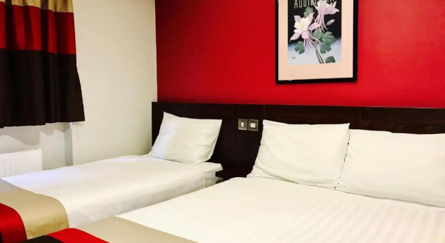 Трёхместный номер Standard Royal Cambridge Hotel