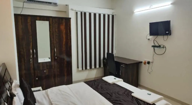Royal Palm Hospitality Services 3, Забронировать Отель Отели Yeraoda с парковкой, Парковка