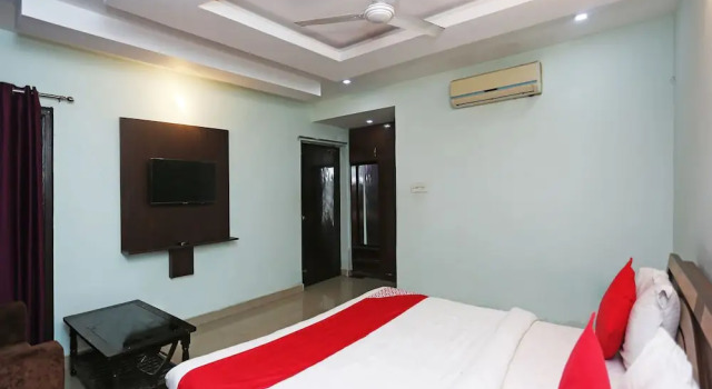 Raj Inn By OYO Rooms, Varaa Hotelli Nilmatha Uttar Pradesh