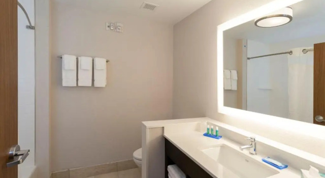 Четырёхместный номер Standard Holiday Inn Express Brooklyn - Kings Hwy by IHG